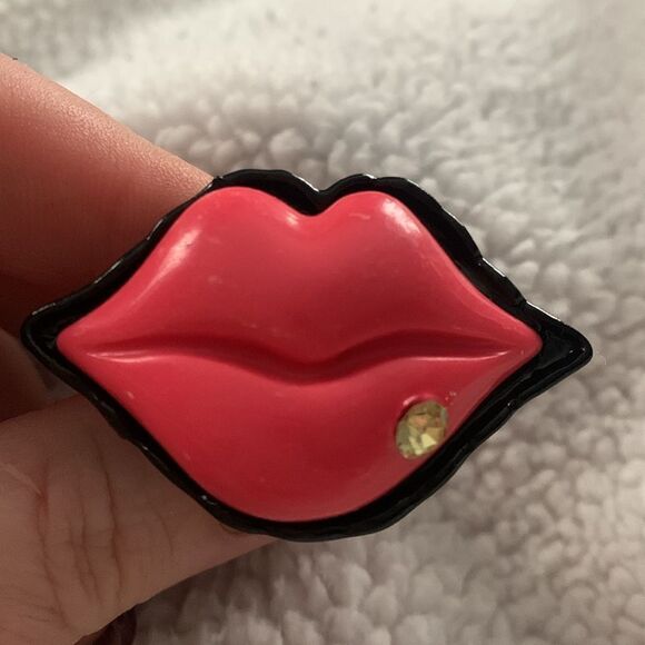 (C2) Pink Lips Ring - Picture 5 of 7